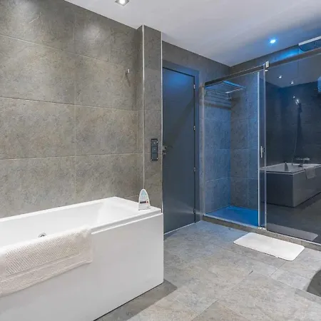 X Uvarovita Hotel 4*