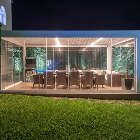 Villa X Uvarovita *