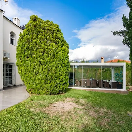 X Uvarovita Villa